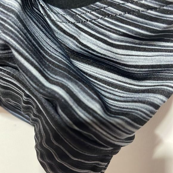 TYR Black/Gray Cross Back Sports Bra Large 10/12 - Picture 12 of 14